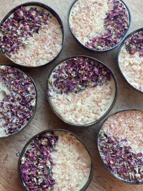 شمعة نحل غير معطرة مزينة بالورد الجوري