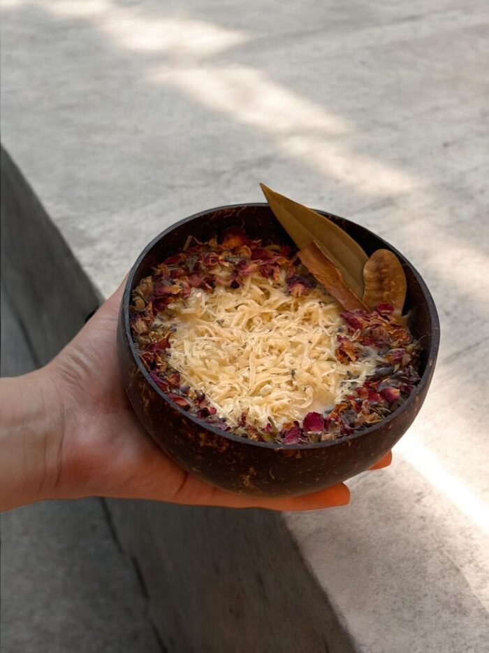 شمعة نحل غير معطرة مزينة بالورد والأعشاب - Image 3