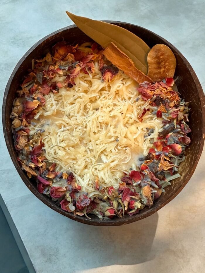 شمعة نحل غير معطرة مزينة بالورد والأعشاب - Image 2