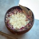 شمعة نحل غير معطرة مزينة بالورد والأعشاب