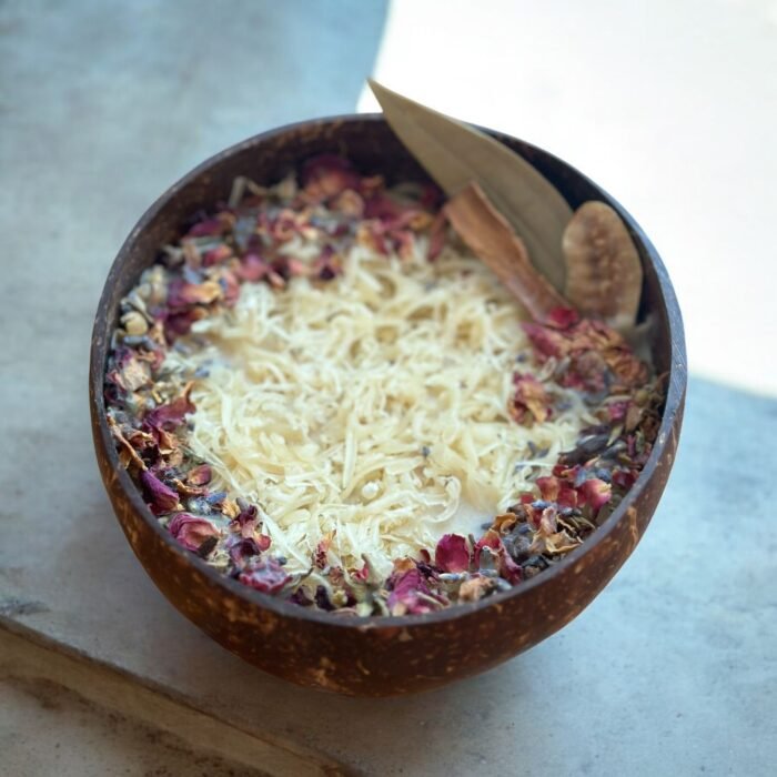 شمعة نحل غير معطرة مزينة بالورد والأعشاب