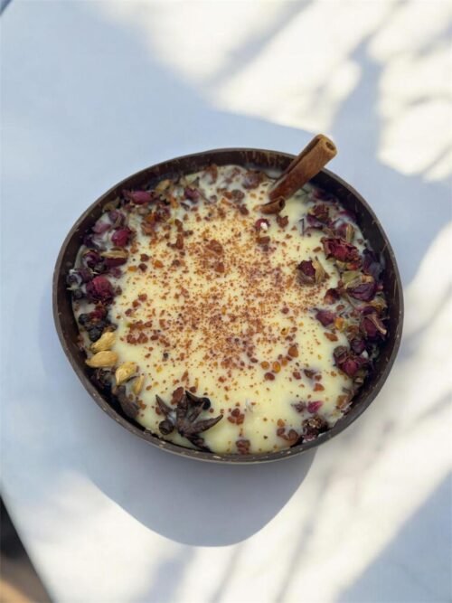 شمعة نحل غير معطرة مزينة بالورد والأعشاب